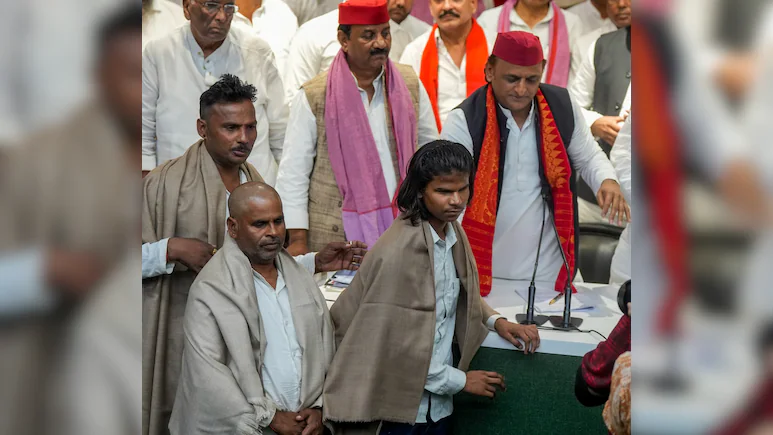 इटावा में 11 यूट्यूबर्स गिरफ्तार, सोशल मीडिया पर भड़काऊ पोस्ट करने का है आरोप इटावा में 11 यूट्यूबर्स गिरफ्तार, सोशल मीडिया पर भड़काऊ पोस्ट करने का है आरोप