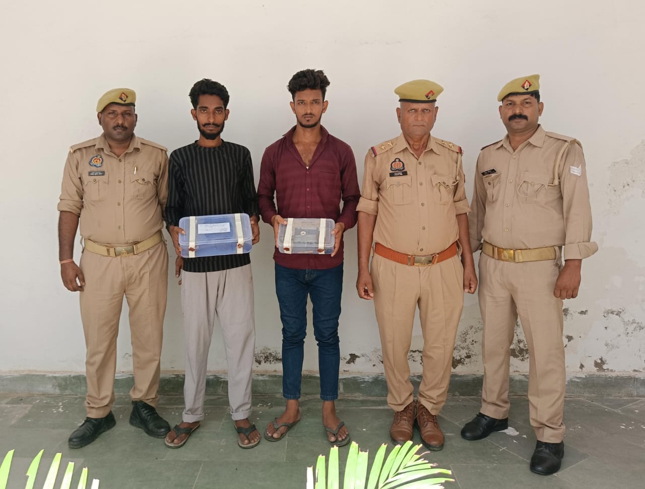 तमंचा लहराकर बनाते थे वीडियो, धानापुर पुलिस ने दो शौकीन हथियारबाजों को किया गिरफ्तार तमंचा लहराकर बनाते थे वीडियो, धानापुर पुलिस ने दो शौकीन हथियारबाजों को किया गिरफ्तार
