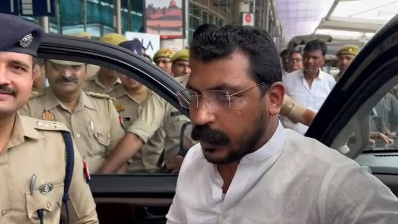 प्रयागराज के करछना में बवाल, चंद्रशेखर आजाद को रोके जाने पर पत्थरबाजी, SDM की गाड़ी को नुकसान प्रयागराज के करछना में बवाल, चंद्रशेखर आजाद को रोके जाने पर पत्थरबाजी, SDM की गाड़ी को नुकसान