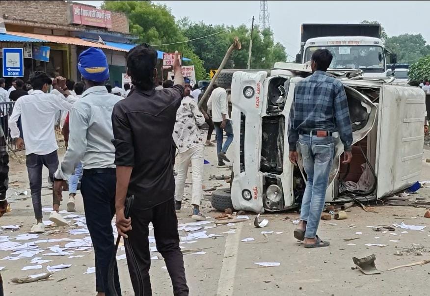 प्रयागराज में 3 हजार भीम आर्मी के कार्यकर्ताओं ने काटा बवाल, वाहनों में तोड़फोड़ की; कई लोग घायल प्रयागराज में 3 हजार भीम आर्मी के कार्यकर्ताओं ने काटा बवाल, वाहनों में तोड़फोड़ की; कई लोग घायल