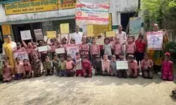 बिलारी। ग्राम मिलक नगला नस्सू मे सर्वशिक्षा अभियान के अन्तर्गत  “स्कूल चलो अभियान” रैली निकाली गई ।