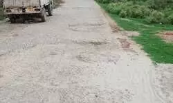 बदहाल स्टेशन रोड बनी मुसाफिरों और स्कूली बच्चों के लिए मुसीबत, आए दिन छूट जाती हैं ट्रेनें