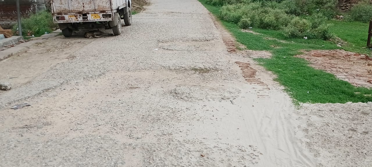 बदहाल स्टेशन रोड बनी मुसाफिरों और स्कूली बच्चों के लिए मुसीबत, आए दिन छूट जाती हैं ट्रेनें बदहाल स्टेशन रोड बनी मुसाफिरों और स्कूली बच्चों के लिए मुसीबत, आए दिन छूट जाती हैं ट्रेनें