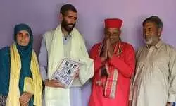 शहीद आदिल के माता पिता से मिले दीपक