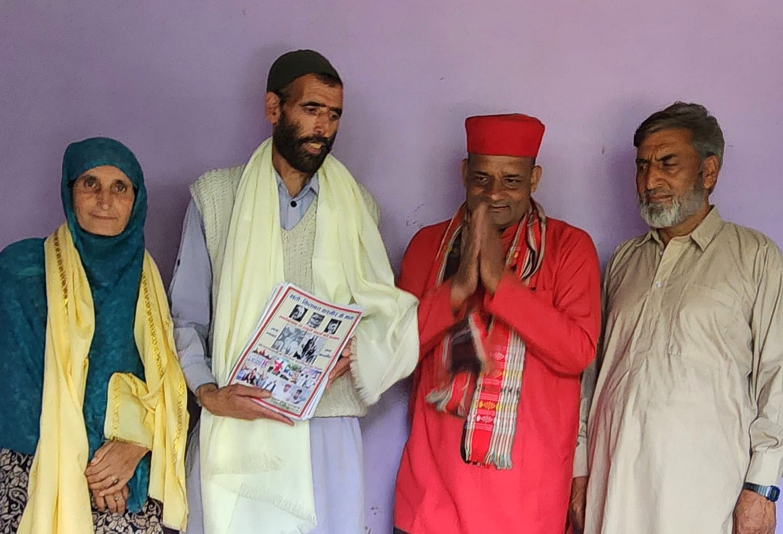 शहीद आदिल के माता पिता से मिले दीपक शहीद आदिल के माता पिता से मिले दीपक