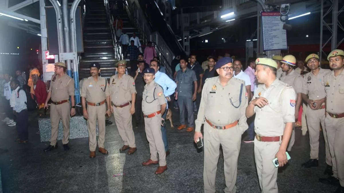 छत्तीसगढ़ सम्पर्क क्रान्ति एक्सप्रेस में बम की सूचना से हड़कम्प, झांसी स्टेशन पर खाली कराई पूरी ट्रेन छत्तीसगढ़ सम्पर्क क्रान्ति एक्सप्रेस में बम की सूचना से हड़कम्प, झांसी स्टेशन पर खाली कराई पूरी ट्रेन