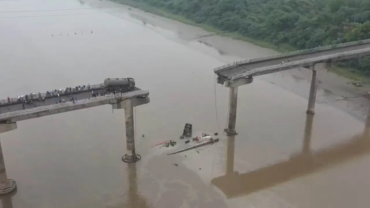 рд╡рдбреЛрджрд░рд╛ рдФрд░ рдЖрдгрдВрдж рдХреЛ рдЬреЛрдбрд╝рдиреЗ рд╡рд╛рд▓рд╛ рдкреБрд▓ рдЯреВрдЯрд╛тАж рдирджреА рдореЗрдВ рд╕рдорд╛ рдЧрдИ рдХрдИ рдЧрд╛рдбрд╝рд┐рдпрд╛рдВ, 2 рдХреА рдореМрдд рд╡рдбреЛрджрд░рд╛ рдФрд░ рдЖрдгрдВрдж рдХреЛ рдЬреЛрдбрд╝рдиреЗ рд╡рд╛рд▓рд╛ рдкреБрд▓ рдЯреВрдЯрд╛тАж рдирджреА рдореЗрдВ рд╕рдорд╛ рдЧрдИ рдХрдИ рдЧрд╛рдбрд╝рд┐рдпрд╛рдВ, 2 рдХреА рдореМрдд