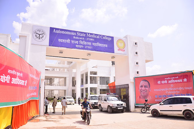 जिला मुख्यालय की चरमराई स्वास्थ्य व्यवस्था: मरीज और तीमारदारों की बढ़ी परेशानियाँ जिला मुख्यालय की चरमराई स्वास्थ्य व्यवस्था: मरीज और तीमारदारों की बढ़ी परेशानियाँ