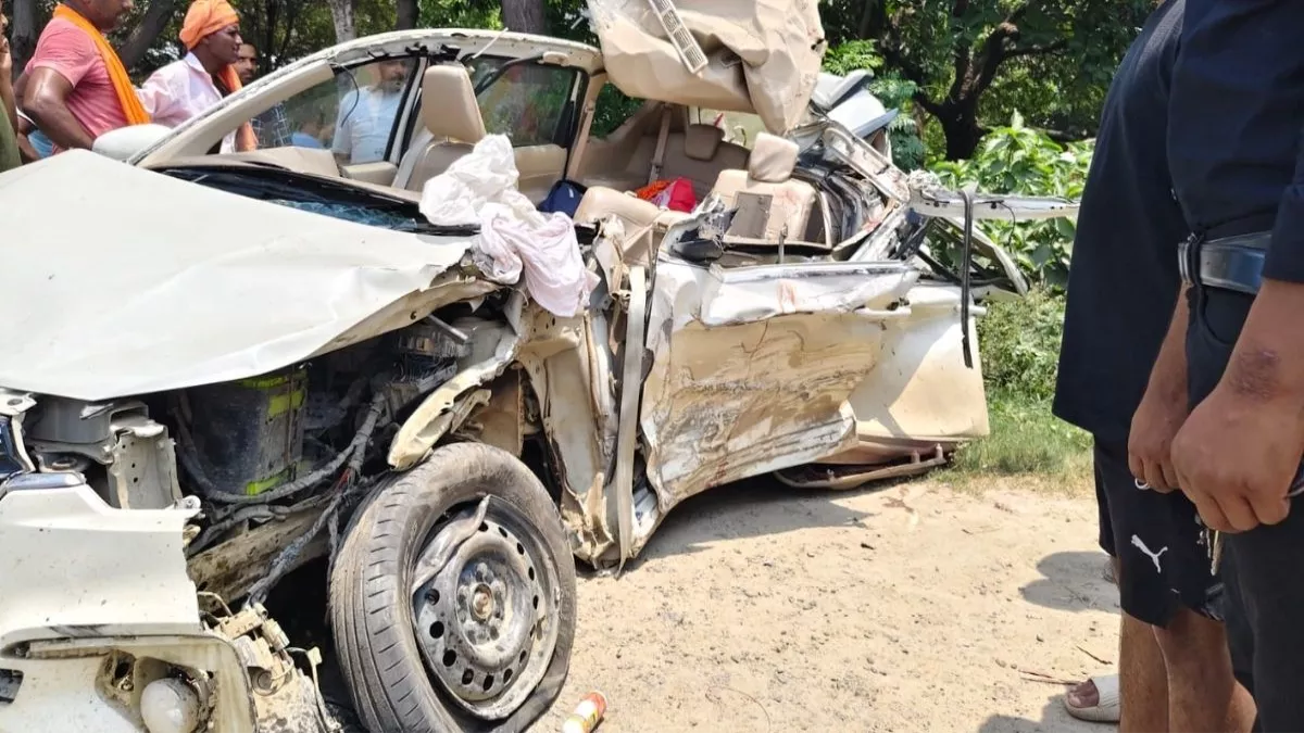 कुशीनगर में ट्रैक्टर-ट्राली से भिड़ी कार, चार की मौत और दो घायल कुशीनगर में ट्रैक्टर-ट्राली से भिड़ी कार, चार की मौत और दो घायल