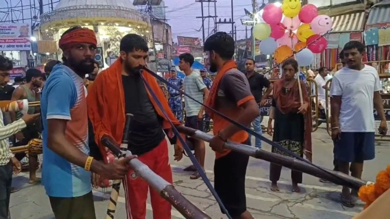 दांतों से खींचकर ले जा रहे 101 लीटर गंगाजल… कांवड़िए की अनोखी भक्ति देख हैरान हुए लोग दांतों से खींचकर ले जा रहे 101 लीटर गंगाजल… कांवड़िए की अनोखी भक्ति देख हैरान हुए लोग