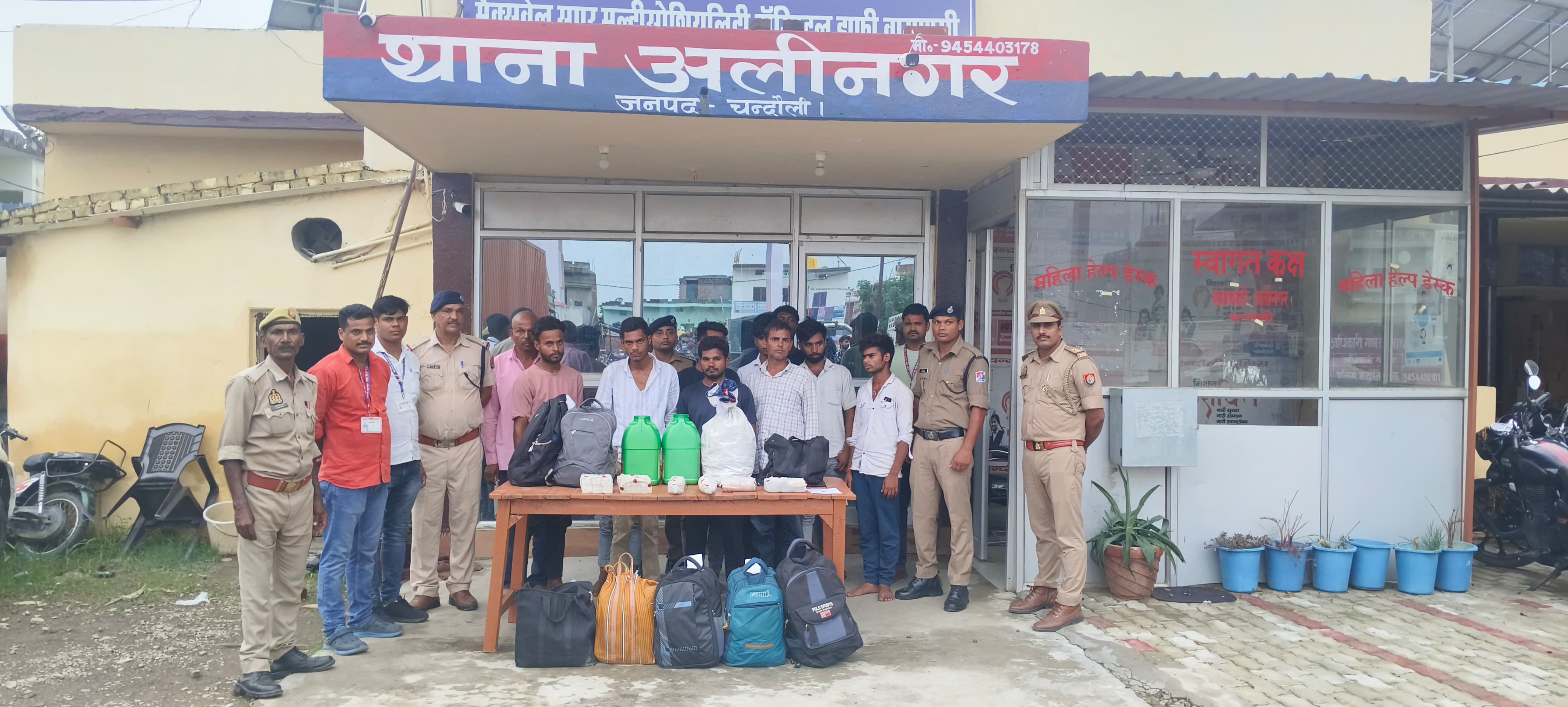चन्दौली में अवैध शराब तस्करी का बड़ा खुलासा, 11 तस्कर गिरफ्तार – 68.67 लीटर अंग्रेजी शराब बरामद चन्दौली में अवैध शराब तस्करी का बड़ा खुलासा, 11 तस्कर गिरफ्तार – 68.67 लीटर अंग्रेजी शराब बरामद