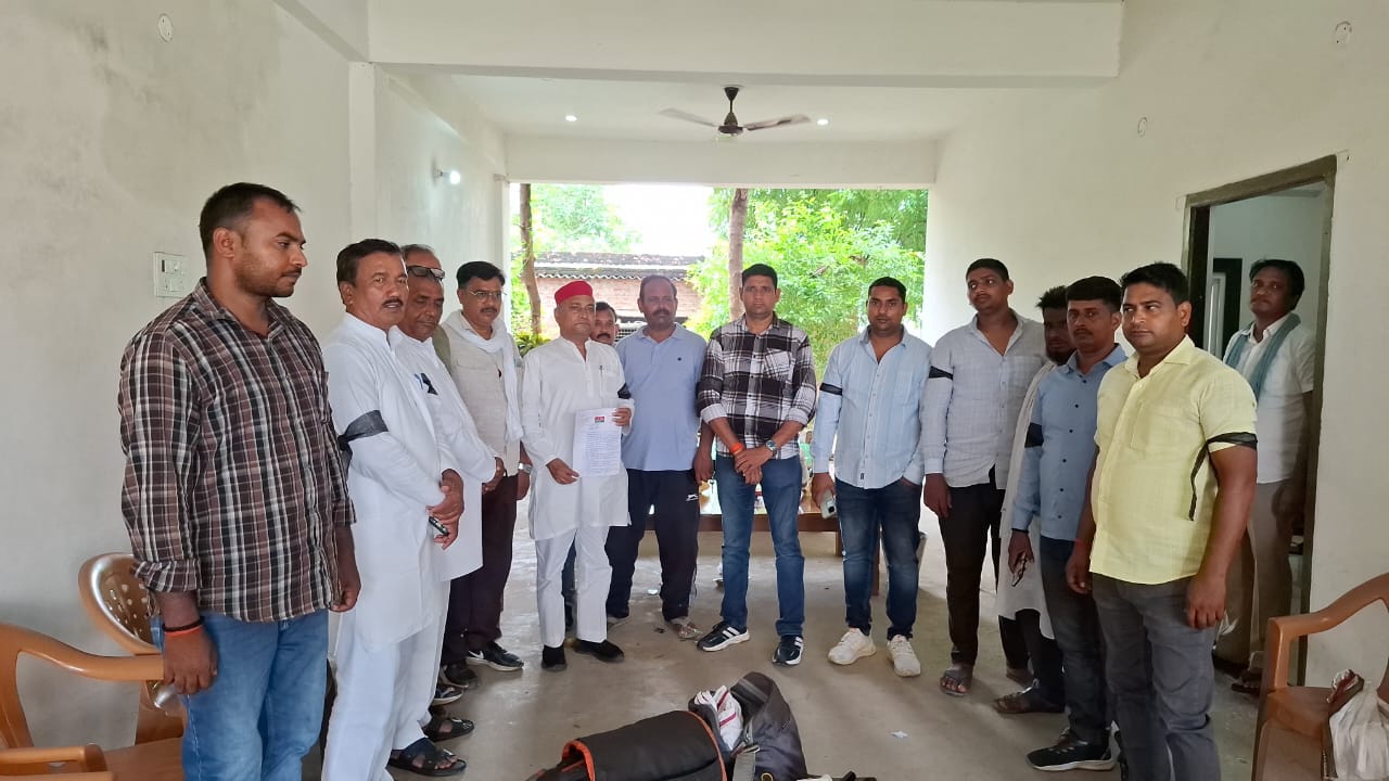 सीएम योगी के आगमन से पहले सपा नेता नजरबंद, विकास की मांगों को लेकर ज्ञापन देने की थी तैयारी सीएम योगी के आगमन से पहले सपा नेता नजरबंद, विकास की मांगों को लेकर ज्ञापन देने की थी तैयारी