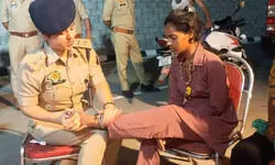 सीओ ऋषिका सिंह ने कांवड़ियों के पैर दबाए, कहा- ड्यूटी के साथ ये मेरा फर्ज