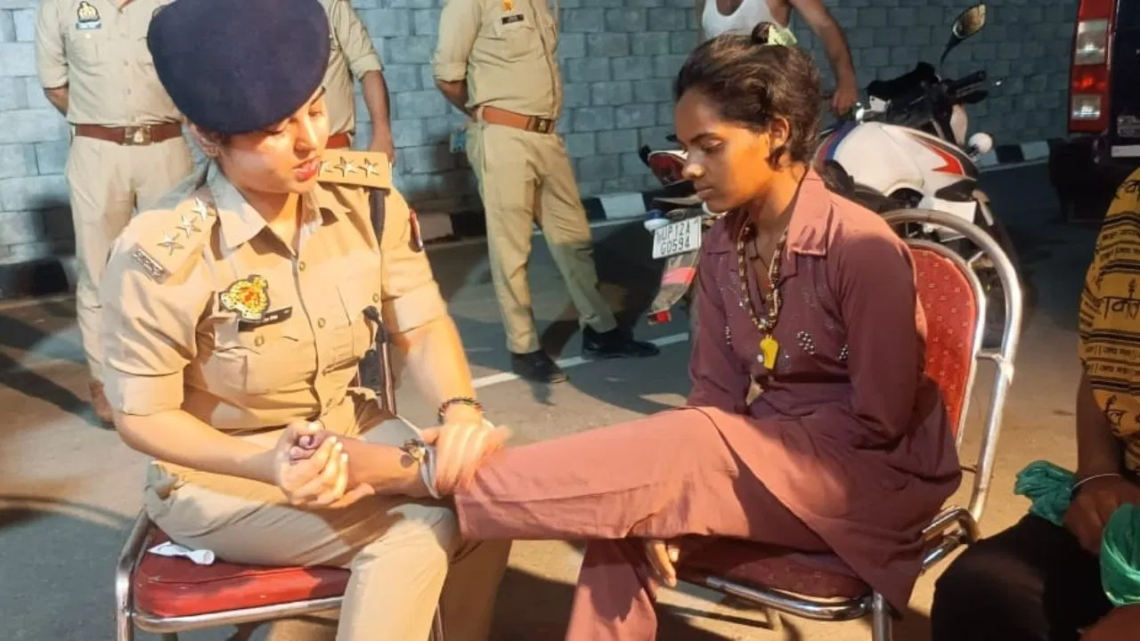 सीओ ऋषिका सिंह ने कांवड़ियों के पैर दबाए, कहा- ड्यूटी के साथ ये मेरा फर्ज