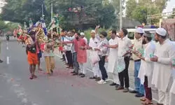 भारत माता की जय... मुसलमानों ने कांवड़ियों पर बरसाए फूल, अमरोहा में दिखा सांप्रदायिक सौहार्द भारत माता की जय... मुसलमानों ने कांवड़ियों पर बरसाए फूल, अमरोहा में दिखा सांप्रदायिक सौहार्द