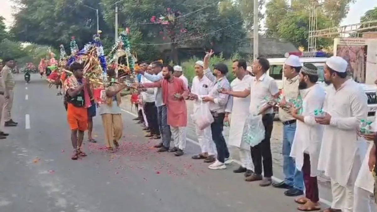 भारत माता की जय... मुसलमानों ने कांवड़ियों पर बरसाए फूल, अमरोहा में दिखा सांप्रदायिक सौहार्द भारत माता की जय... मुसलमानों ने कांवड़ियों पर बरसाए फूल, अमरोहा में दिखा सांप्रदायिक सौहार्द