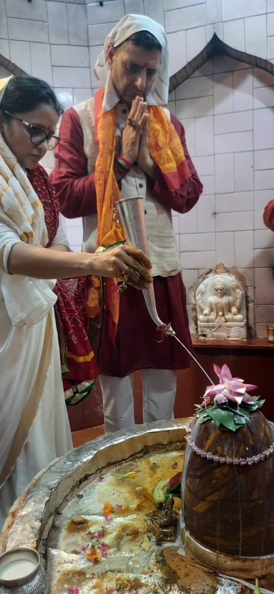 जिलाधिकारी ने किया बाबा सिद्धनाथ का रुद्राभिषेक, श्रद्धा, आस्था और भक्ति से गूंज उठा सिद्धनाथ धाम जिलाधिकारी ने किया बाबा सिद्धनाथ का रुद्राभिषेक, श्रद्धा, आस्था और भक्ति से गूंज उठा सिद्धनाथ धाम