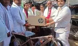 पृथककरण यंत्र थ्रेसर विकसित करने वाली होनहार बेटी को अरविंद सिंह गोप ने दिया लैपटॉप. साइकिल