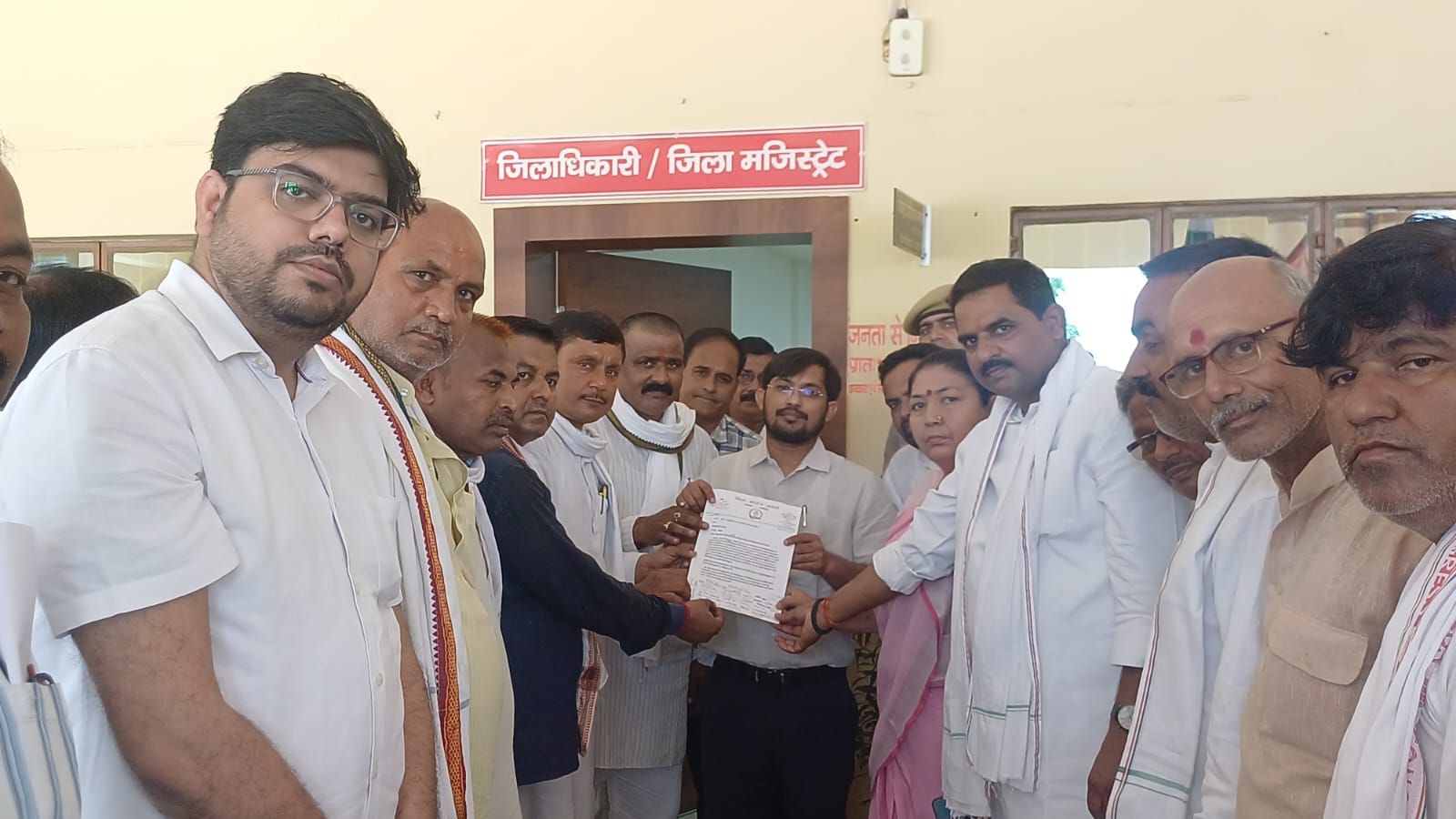 चन्दौली में धान की रोपाई पर संकट, सिंचाई के लिए पानी की भारी किल्लत – कांग्रेस ने राज्यपाल को सौंपा ज्ञापन चन्दौली में धान की रोपाई पर संकट, सिंचाई के लिए पानी की भारी किल्लत – कांग्रेस ने राज्यपाल को सौंपा ज्ञापन