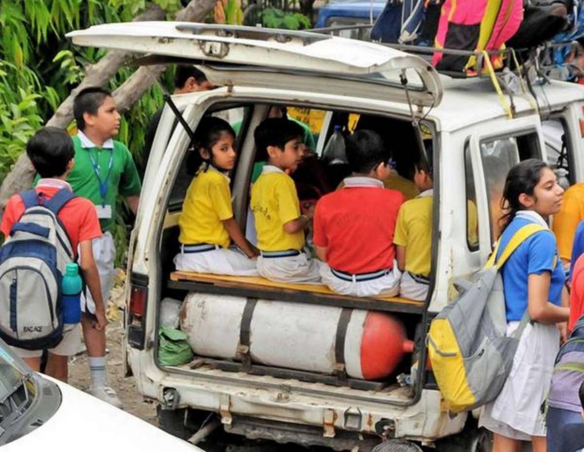 बहराइच में स्कूली बच्चों की जान जोखिम में! भारी फीस वसूलने के बावजूद ओवरलोडेड स्कूल वैनों से हो रहा मासूमों का सफर बहराइच में स्कूली बच्चों की जान जोखिम में! भारी फीस वसूलने के बावजूद ओवरलोडेड स्कूल वैनों से हो रहा मासूमों का सफर