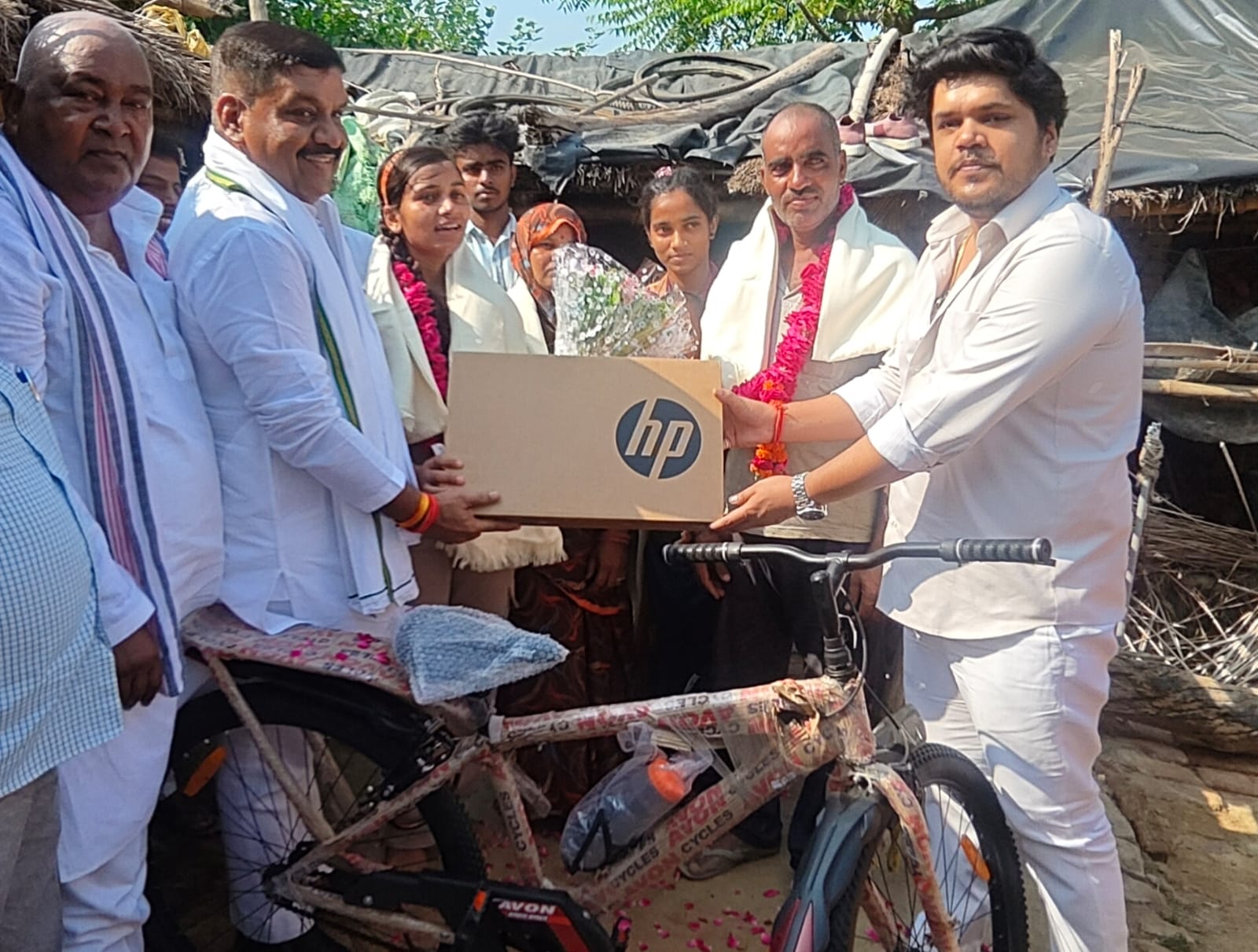 पृथककरण यंत्र थ्रेसर विकसित करने वाली होनहार बेटी को अरविंद सिंह गोप ने दिया लैपटॉप. साइकिल