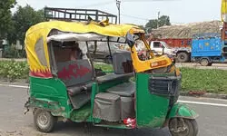 फरीदपुर में भीषण सड़क हादसा: ट्रक की टक्कर से ऑटो चालक की पत्नी और मासूम बेटे की मौत, मां समेत तीन घायल फरीदपुर में भीषण सड़क हादसा: ट्रक की टक्कर से ऑटो चालक की पत्नी और मासूम बेटे की मौत, मां समेत तीन घायल