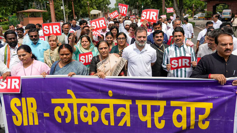 बिहार के SIR पर क्यों मचा है सियासी संग्राम बिहार के SIR पर क्यों मचा है सियासी संग्राम