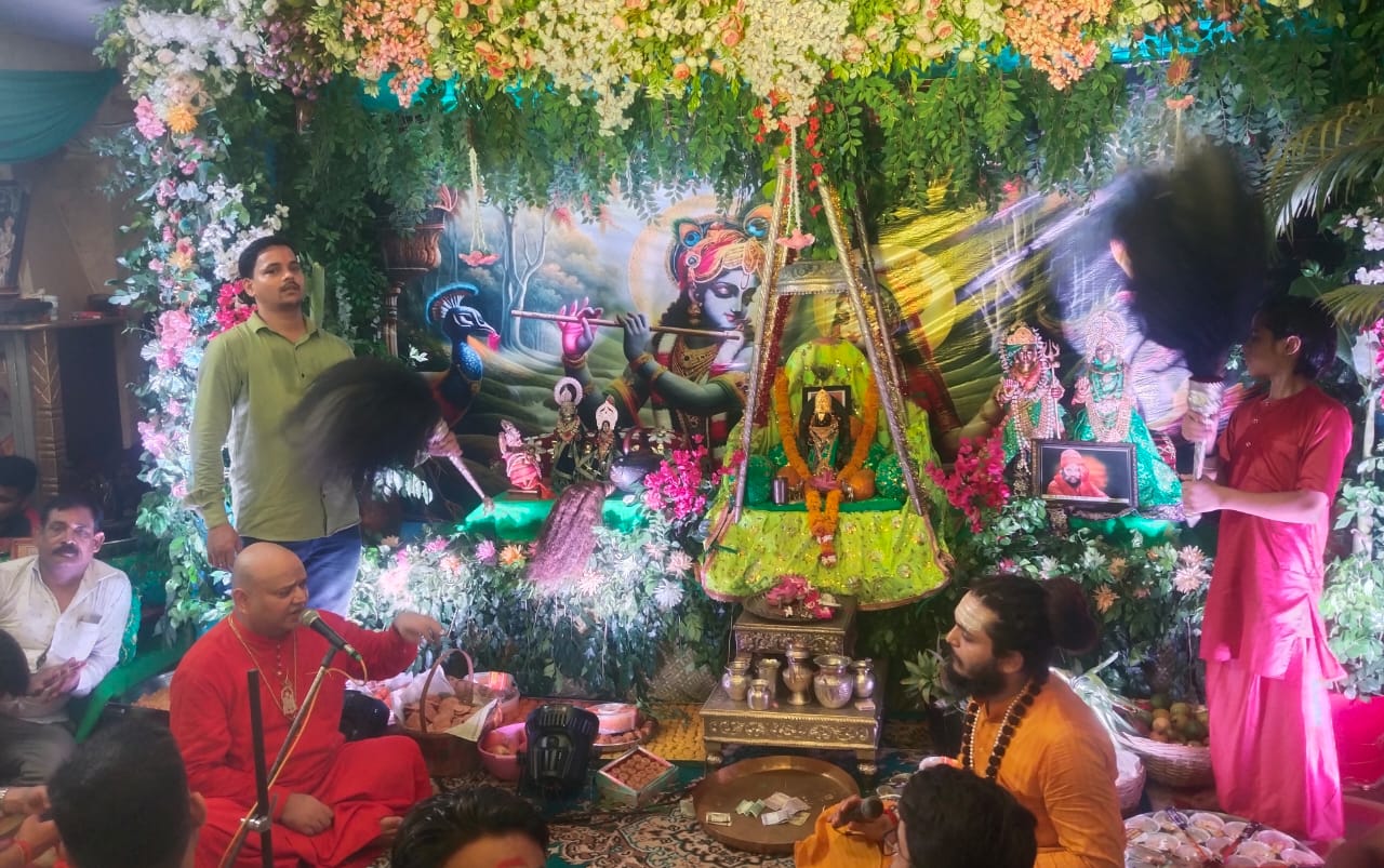 हरियाली तीज पर पाण्डवकालीन श्री सिद्धनाथ मंदिर में उमड़ा श्रद्धा का सैलाब हरियाली तीज पर पाण्डवकालीन श्री सिद्धनाथ मंदिर में उमड़ा श्रद्धा का सैलाब