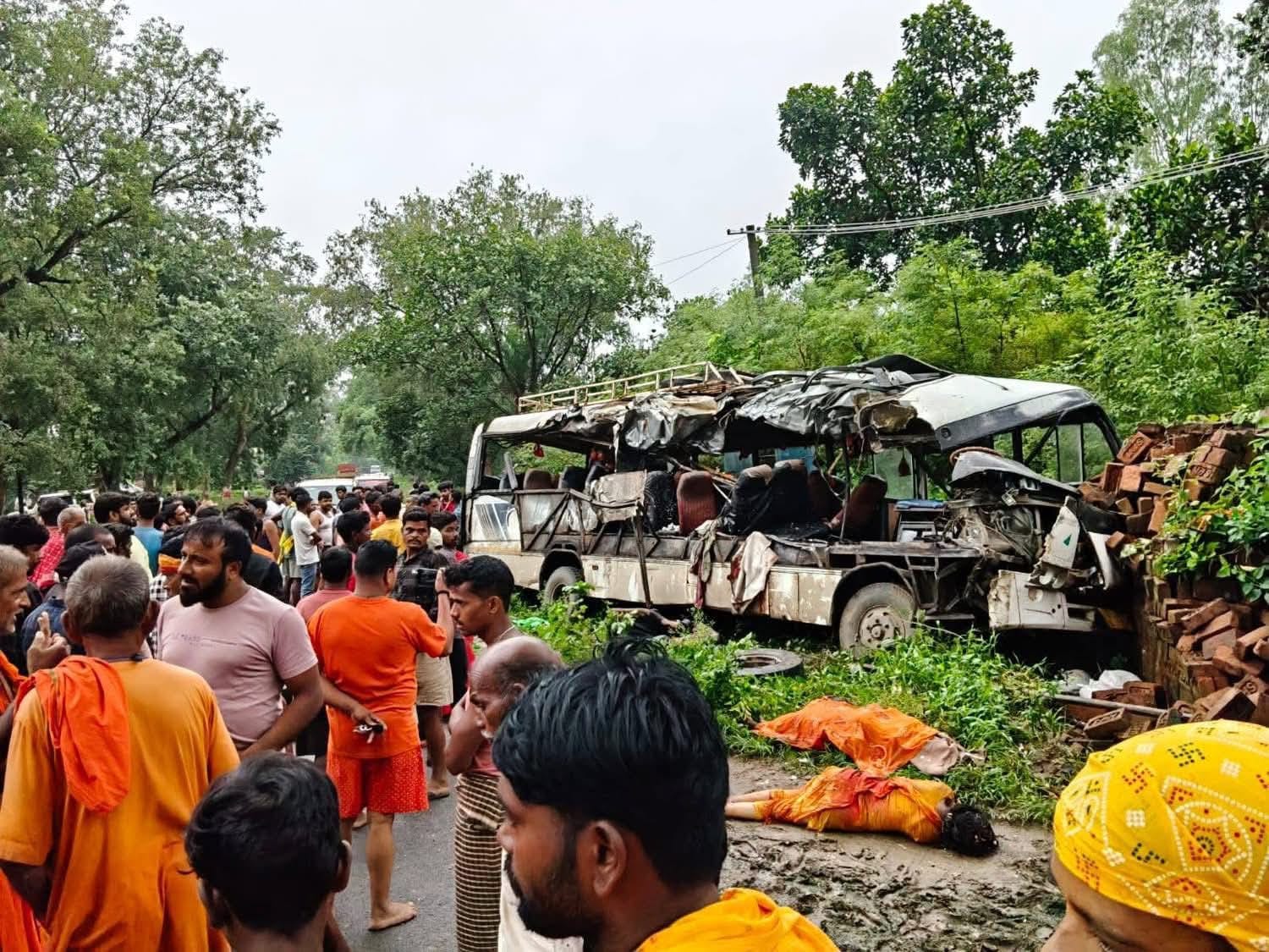 देवघर में कांवड़ियों की बस और ट्रक में भिड़ंत, 5 की मौत; कई श्रद्धालुओं की हालत गंभीर