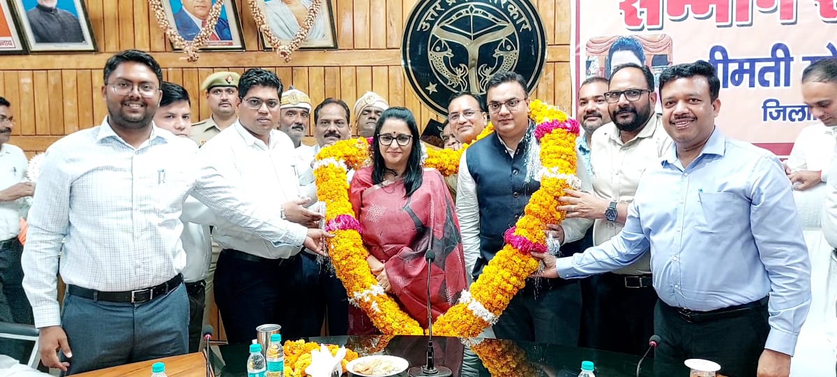 स्थानान्तरित डीएम मोनिका रानी को दी गयी भावभीनी विदाई