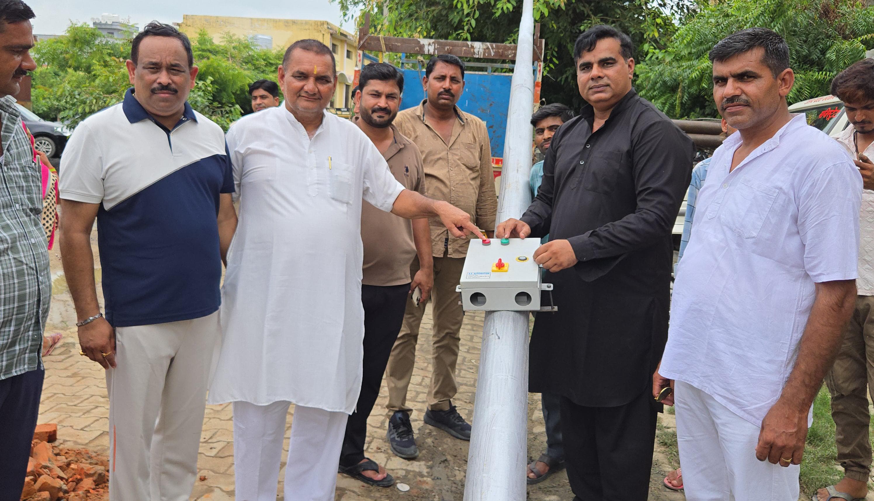 बिलारी तहसील में विधायक निधि से लगी सेमी हाईमास्ट लाइट का किया लोकार्पण