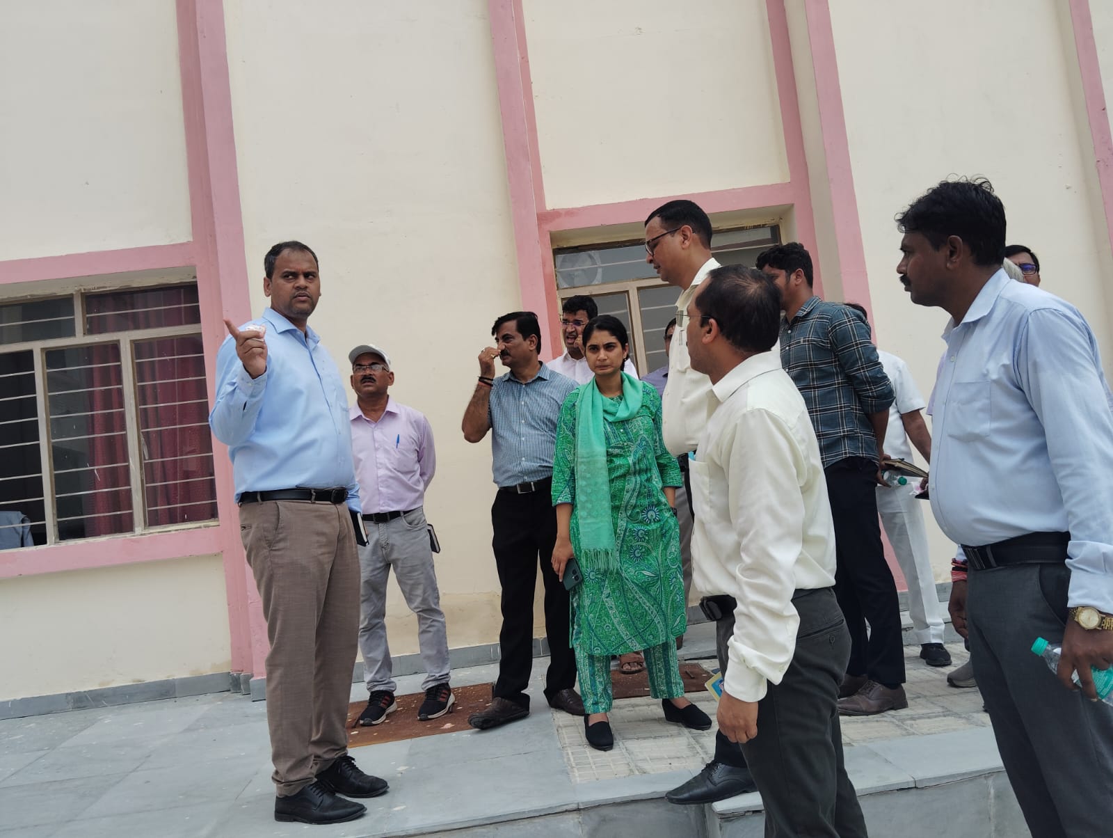 बिलारी। जिलाधिकारी अनुज सिंह ने अटल आवासीय विद्यालय का किया निरीक्षण