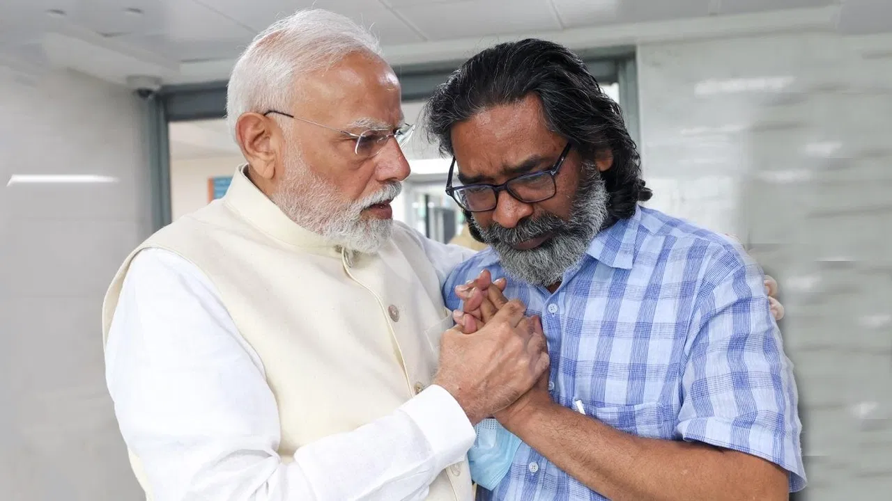 शिबू सोरेन को श्रद्धांजलि देने अस्पताल पहुंचे PM मोदी, CM हेमंत को लगाया गले
