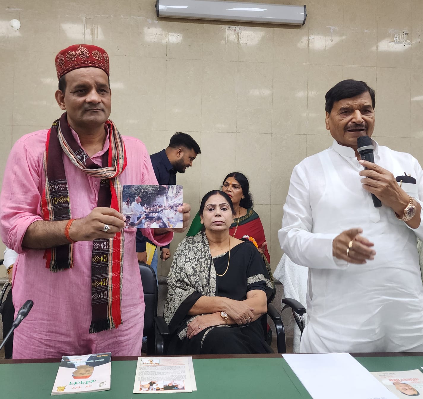 जनेश्वर जयंती पर संगोष्ठी और साड़ी वितरण, जनेश्वर विचार प्रदीपिका का शिवपाल ने किया विमोचन जनेश्वर जयंती पर संगोष्ठी और साड़ी वितरण, जनेश्वर विचार प्रदीपिका का शिवपाल ने किया विमोचन