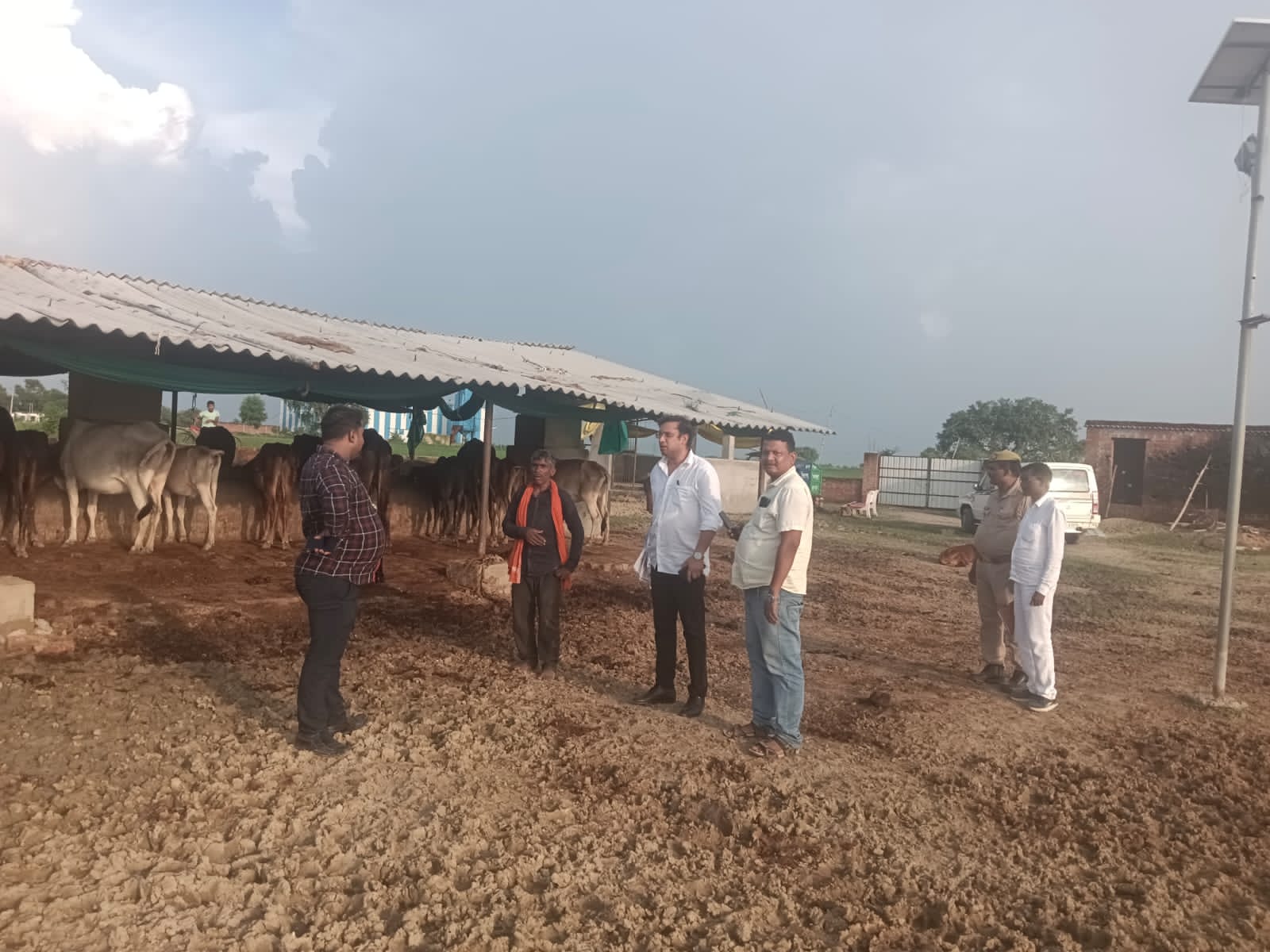 कुशहा में बाढ़ का खतरा: दो मजरों को जोड़ने वाली सड़क डूबी, प्रशासन मुस्तैद कुशहा में बाढ़ का खतरा: दो मजरों को जोड़ने वाली सड़क डूबी, प्रशासन मुस्तैद