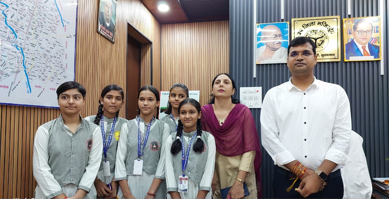छात्राओं ने एसडीएम को बांधी राखी