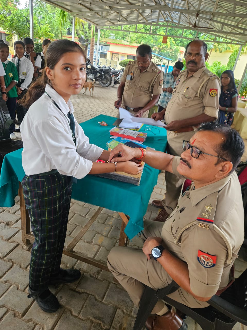 रक्षाबंधन पर भाईचारे की मिसाल: छात्राओं ने पुलिसकर्मियों को बांधी राखी, जताया आभार रक्षाबंधन पर भाईचारे की मिसाल: छात्राओं ने पुलिसकर्मियों को बांधी राखी, जताया आभार