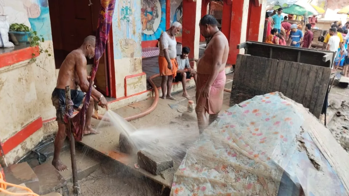 рд╡рд╛рд░рд╛рдгрд╕реА рдореЗрдВ рдЧрдВрдЧрд╛ рдХрд╛ рдЬрд▓рд╕реНрддрд░ рдШрдЯрдиреЗ рдХреЗ рдмрд╛рдж рдШрд╛рдЯреЛрдВ рдкрд░ рд╕рдлрд╛рдИ рдЕрднрд┐рдпрд╛рди рд╢реБрд░реВ, рд▓реМрдЯрдиреЗ рд▓рдЧреА рдШрд╛рдЯреЛрдВ рдХреА рд░реМрдирдХ рд╡рд╛рд░рд╛рдгрд╕реА рдореЗрдВ рдЧрдВрдЧрд╛ рдХрд╛ рдЬрд▓рд╕реНрддрд░ рдШрдЯрдиреЗ рдХреЗ рдмрд╛рдж рдШрд╛рдЯреЛрдВ рдкрд░ рд╕рдлрд╛рдИ рдЕрднрд┐рдпрд╛рди рд╢реБрд░реВ, рд▓реМрдЯрдиреЗ рд▓рдЧреА рдШрд╛рдЯреЛрдВ рдХреА рд░реМрдирдХ