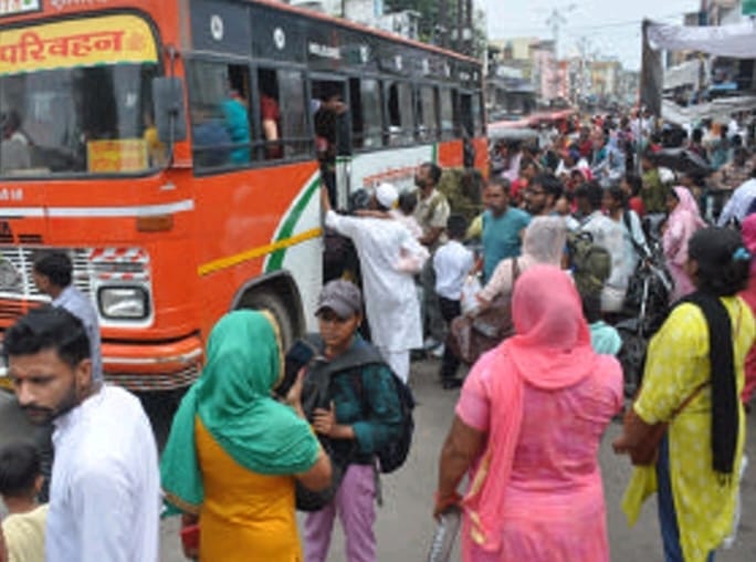 तीन दिन निशुल्क यात्रा से रोडवेज बस स्टैंड पर यात्रियों की बाढ़, बसों की कमी से अफरा-तफरी