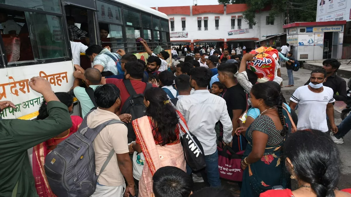 प्रयागराज-रक्षाबंधन पर्व के बाद उमड़ी भीड़ से ट्रेन और बस ठसाठस, यात्रियों की मुश्किलें बढ़ीं प्रयागराज-रक्षाबंधन पर्व के बाद उमड़ी भीड़ से ट्रेन और बस ठसाठस, यात्रियों की मुश्किलें बढ़ीं