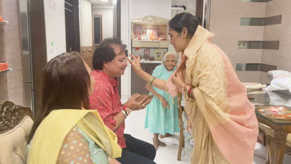 तारक मेहता में बस अब होने वाली है दयाबेन की वापसी? दयाबेन के घर पहुंचे शो के मेकर असित मोदी, छुए पैर तारक मेहता में बस अब होने वाली है दयाबेन की वापसी? दयाबेन के घर पहुंचे शो के मेकर असित मोदी, छुए पैर