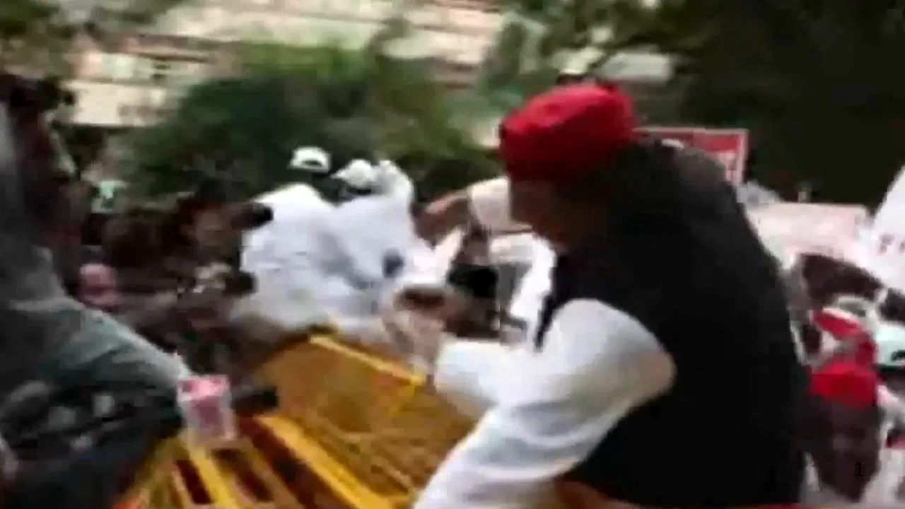 संसद से चुनाव आयोग तक विपक्षी सांसदों का मार्च, दिल्ली पुलिस ने रोका, अखिलेश बैरिकेड से कूदे संसद से चुनाव आयोग तक विपक्षी सांसदों का मार्च, दिल्ली पुलिस ने रोका, अखिलेश बैरिकेड से कूदे