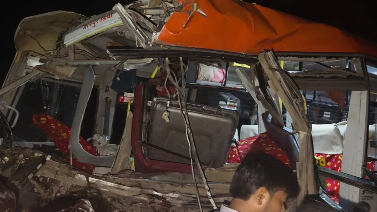 जौनपुर में भीषण सड़क हादसा, रोडवेज बस और ट्रक की टक्कर, 5 लोगों की मौत, 7 घायल