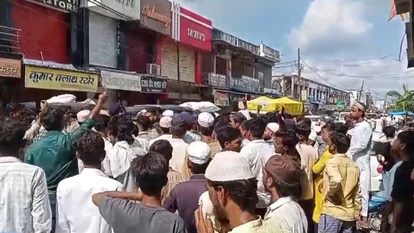 लखीमपुर खीरी- आपत्तिजनक टिप्पणी से आक्रोश, जुमे की नमाज के बाद जुटे सैकड़ों लोग, कोतवाली का घेराव... नारेबाजी-हंगामा