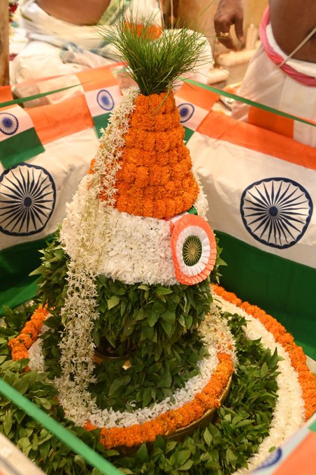 शान से हुआ ध्वजारोहण...काशी में गूंजा जन-गण मन, बाबा के तिरंगा शृंगार ने मोहा