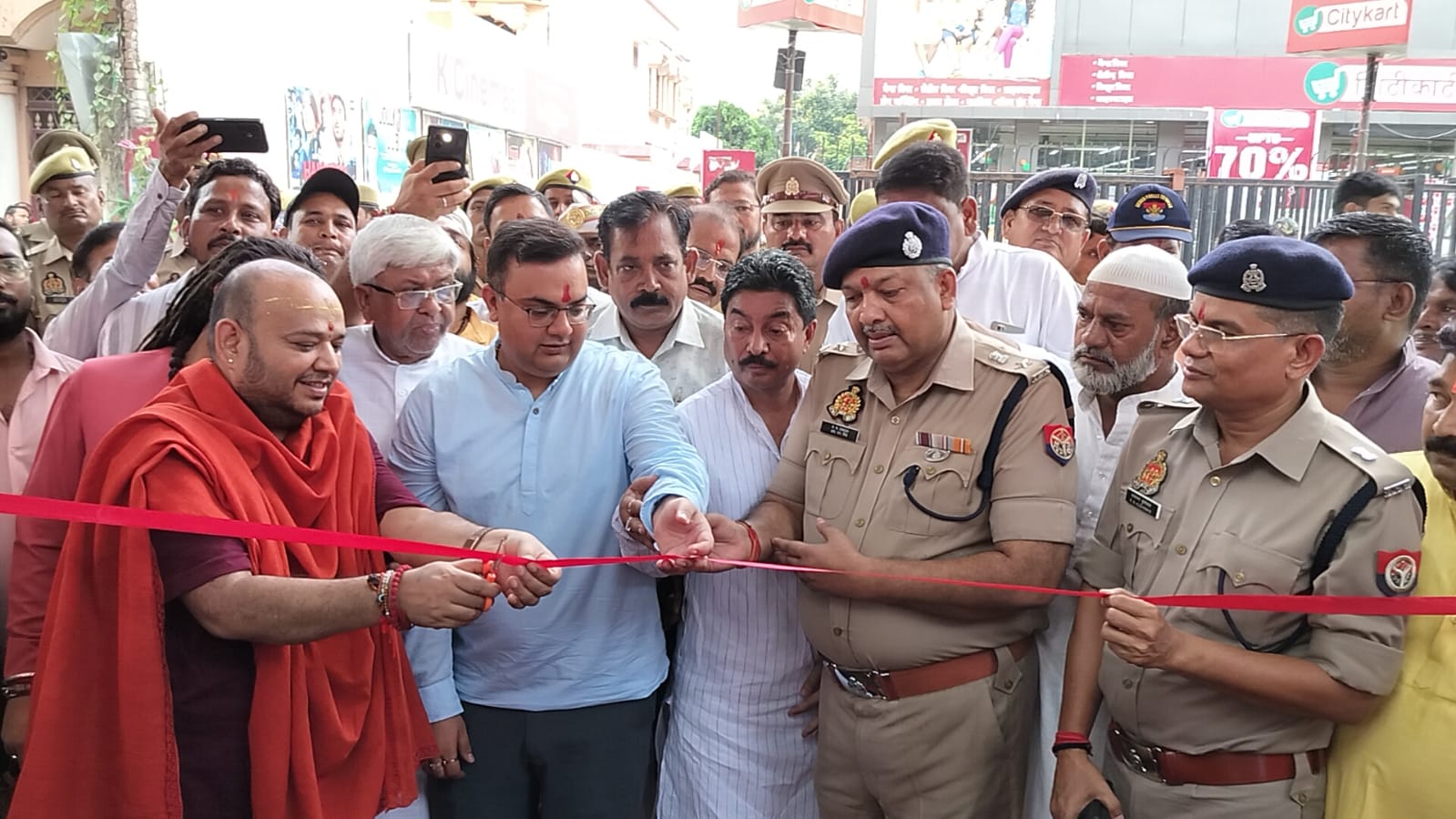 बहराइच - जिलाधिकारी व पुलिस अधीक्षक द्वारा जन्माष्टमी के पावन अवसर पर जनपद को दी गयी तीन सौगातें ।