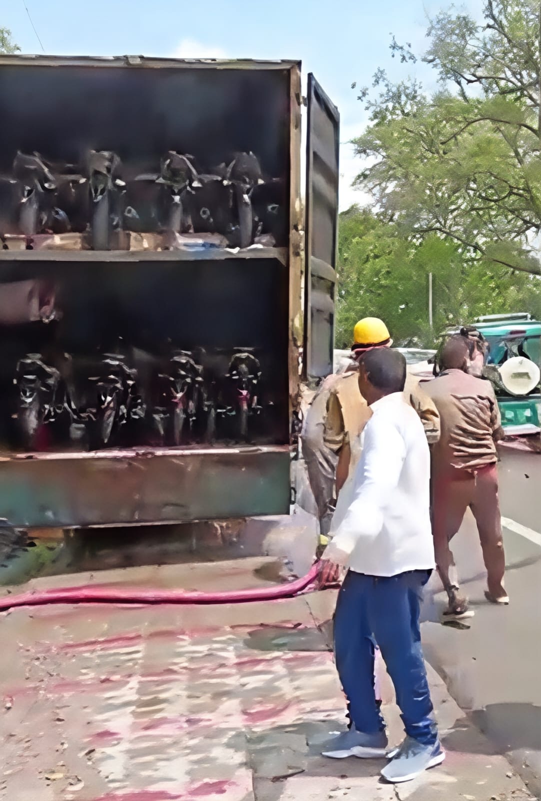 अयोध्या : एचटी लाइन की चपेट में आने से ट्रक में लगी भीषण आग