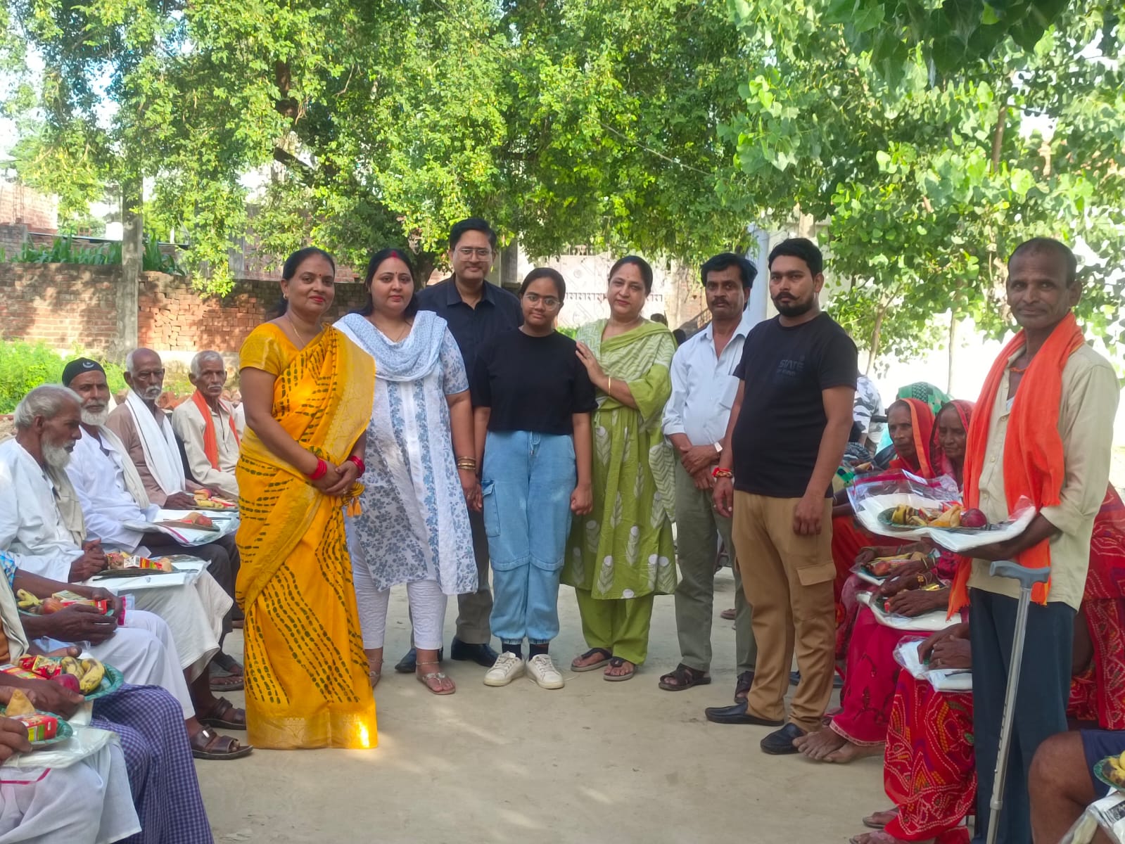 ओल्ड एज होम में स्व. डॉ. अखिलेश श्रीवास्तव की तीसरी पुण्यतिथि पर भावपूर्ण श्रद्धांजलि, बुजुर्गों को बांटे अंग वस्त्र एवं मिष्ठान