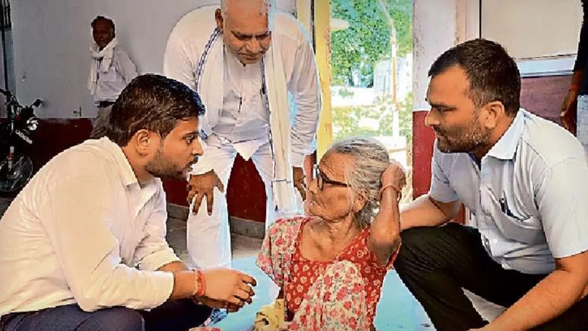 झुकी कमर और दर्द संग आई बूढ़ी मां, बोलीं साहब-हमाई समस्या सुनि लेओ; अफसर बोले मैं हूं ना...