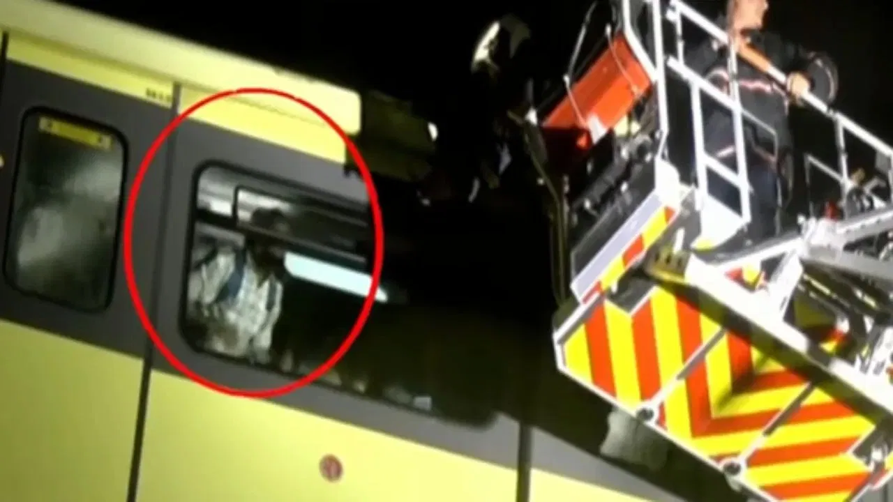 मुंबई में बारिश के बीच एक और आफत, एलिवेटेड ट्रैक पर फंसी मोनोरेल, क्रेन से रेस्क्यू किए जा रहे यात्री